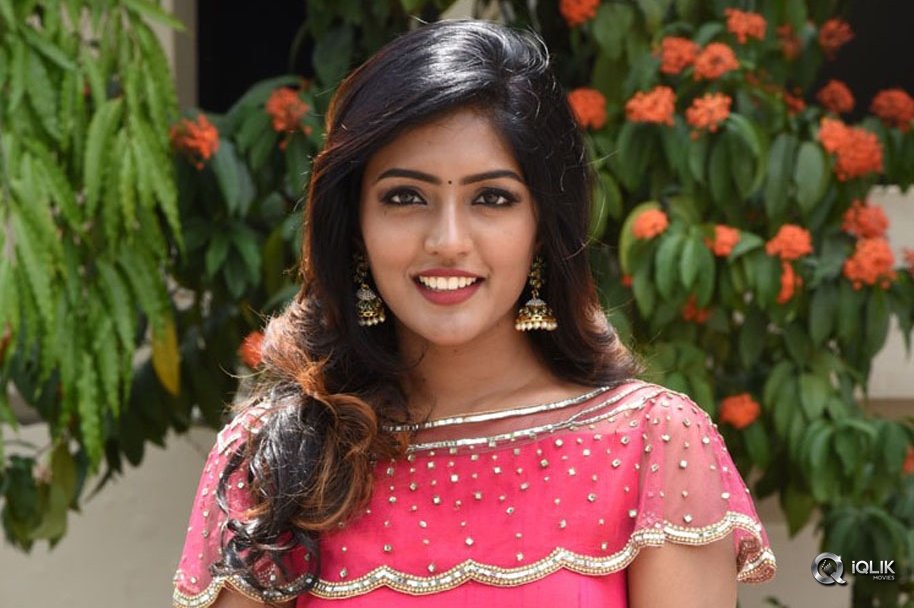 Eesha-Rebba-At-Ami-Thumi-Movie-Pre-Release-Function